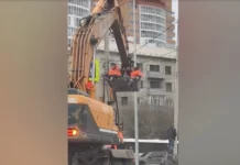 В Красноярске очевидцы сняли на видео рабочих, катавшихся в ковше экскаватора