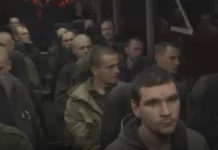 Минобороны РФ показало кадры возвращения на родину 35 российских военнопленных