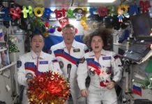 Космонавты Роскосмоса с МКС поздравили россиян с наступающим Новым годом