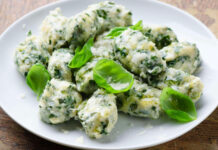 Недорого и вкусно: сытные куриные клецки со шпинатом