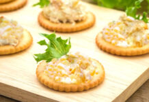 Праздничная кухня: канапе с ананасами, курицей и апельсинами