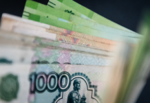 Россиянам дали совет, как распорядиться деньгами до Нового года