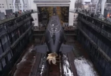 В Петербурге торжественно спустили на воду подводную лодку «Великие Луки»