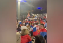 Фанаты Джоковича развернули у «Арены Рода Лэйвера» флаг с изображением Владимира Путина