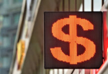 Курс доллара на Мосбирже превысил 76 рублей впервые с 22 апреля
