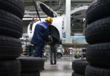 Минпромторг: выпуск легковых автомобилей в России сократился на 66%