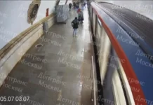 Пассажир метро в Москве, которого столкнули на рельсы, оказался подростком