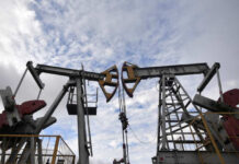 Средняя цена нефти Urals за год снизилась в 1,86 раза