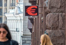 Курс евро впервые с 28 апреля превысил 90 рублей