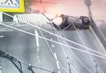 В Калининграде «Фольксваген» от удара об столб разорвался на две части и загорелся