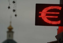 Курс евро опустился ниже 100 рублей впервые с середины июля