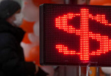 Курс доллара поднялся до 98 рублей впервые за 1,5 года