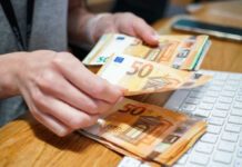 Курс евро поднялся до 105 рублей впервые с марта прошлого года