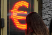 Курс евро превысил 104 рубля впервые за 16 месяцев