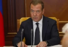 Медведев призвал сохранять рабочие места за проходящими военную службу