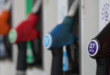 Новак поручил нефтяникам быстрее отражать снижение цен на топливо