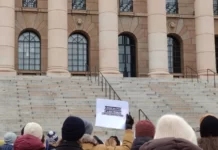 Фотофакт: в Хельсинки сотни человек вышли на митинг против закрытия границы с Россией