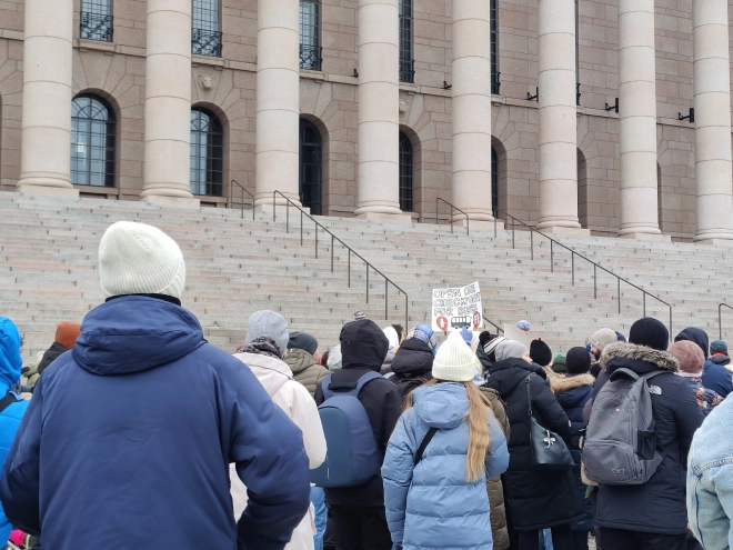 Фотофакт: в Хельсинки сотни человек вышли на митинг против закрытия границы с Россией