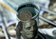 Курс доллара опустился ниже 88 рублей впервые с 30 июня