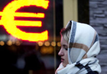 Курс евро вырос на Мосбирже до 100 рублей впервые с 26 октября
