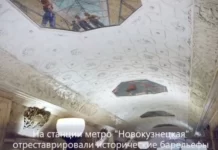 На станции метро «Новокузнецкая» отреставрировали исторические барельефы