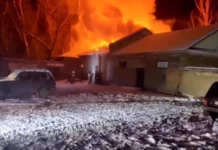 В Усть-Абакане произошел сильный пожар рядом с прокуратурой