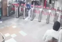 В метро на «Калужской» пассажир разбил двери турникета