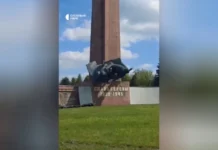В Ровно сбросили с постамента памятник советским солдатам