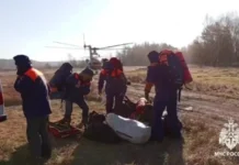 Авиация МЧС России направлена в Иркутскую область к застрявшей во льду барже