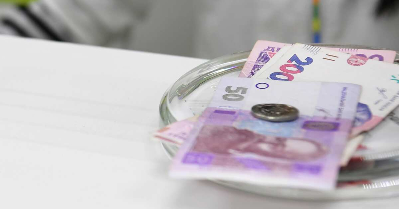 Курс гривны продолжает обновлять исторический минимум