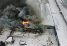 В Барнауле загорелся склад со стройматериалами