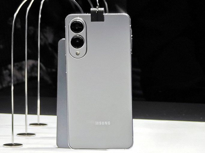 Samsung Galaxy S25 Edge показали на живых фото &mdash; очень тонкий смартфон, который похож на iPhone 16 | ichip.ru