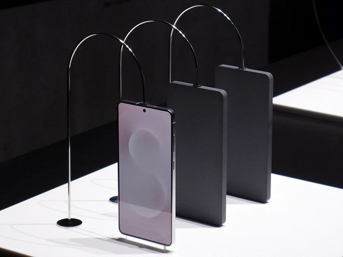 Samsung Galaxy S25 Edge показали на живых фото &mdash; очень тонкий смартфон, который похож на iPhone 16 | ichip.ru