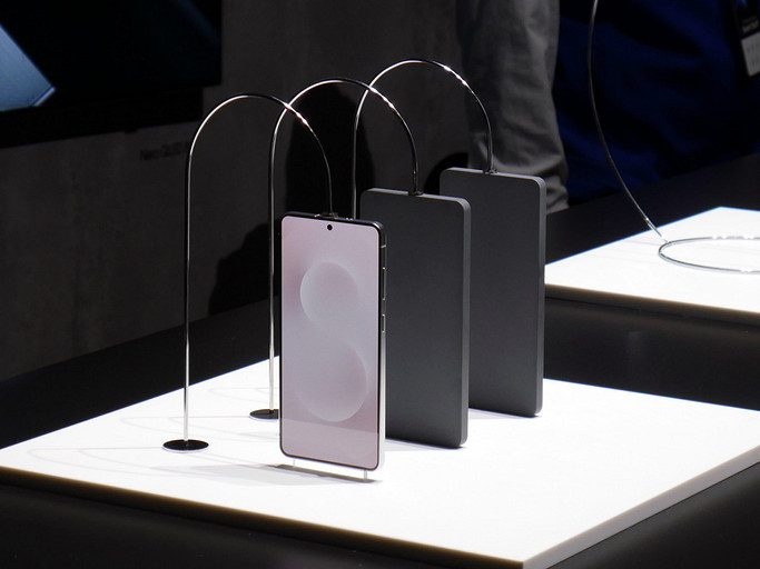 Samsung Galaxy S25 Edge показали на живых фото &mdash; очень тонкий смартфон, который похож на iPhone 16 | ichip.ru