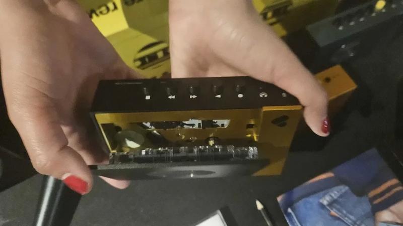 Вещь дня: кассетный плеер We Are Rewind с Bluetooth и встроенным аккумулятором | ichip.ru