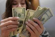 Официальный курс доллара опустился ниже 90 рублей впервые с сентября