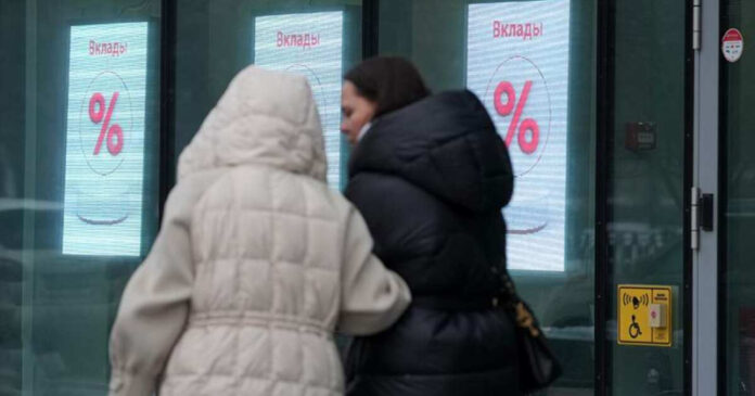 polovina-krupnejshih-bankov-snizila-stavki-po-vkladam-posle-zasedanija-cb-1287171.jpg