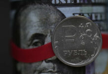 Внебиржевой курс доллара опустился ниже 86 рублей впервые с 3 сентября