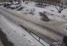 Глыба льда упала на мать с ребёнком в Дагестане