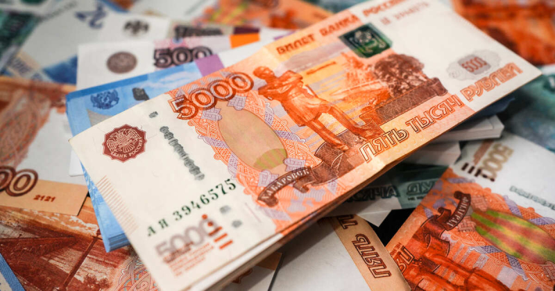 Крепкий рубль приведет к потере бюджетом около 2 трлн рублей