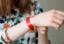 Бумажные браслеты: Простое решение для контроля и идентификации