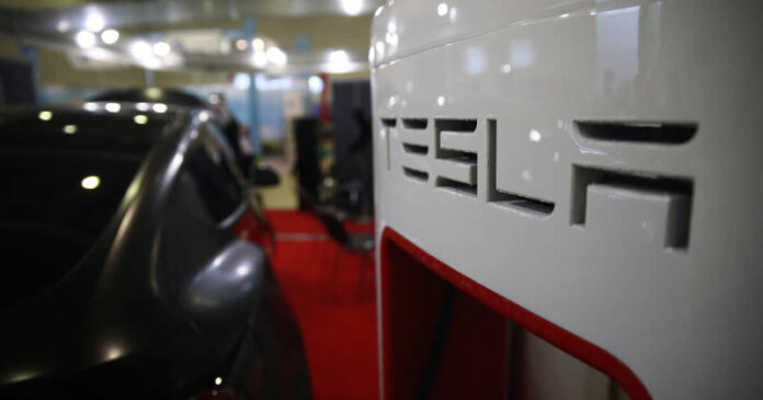 tesla-maska-ne-mozhet-zakupat-komplektujushhie-v-kitae-iz-za-poshlin-trampa-02bc9e5.jpg